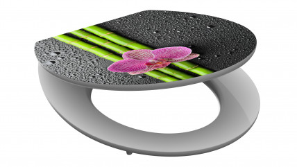 Toilettensitz mit Bambusmotiv und pinker Orchidee vor Verpackung mit Herstellerlogo.