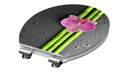 Toilettensitz mit Bambusmotiv und pinker Orchidee vor Verpackung mit Herstellerlogo.