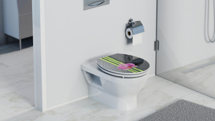 Toilettensitz mit Bambusmotiv und pinker Orchidee vor Verpackung mit Herstellerlogo.