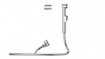 Metallische Handbrause mit flexiblem Brauseschlauch und Verpackung im Hintergrund.