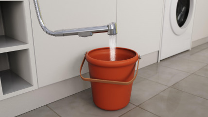 Metallische Handbrause mit flexiblem Brauseschlauch und Verpackung im Hintergrund.