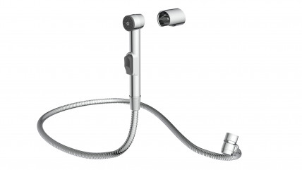 Metallische Handbrause mit flexiblem Brauseschlauch und Verpackung im Hintergrund.