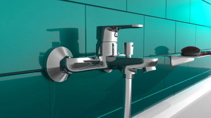 Chromfarbene Wandarmatur mit Einhebelmischer und Umschalter für Wanne oder Dusche.