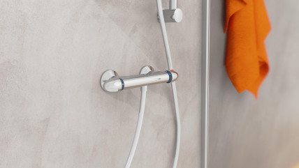 Chromfarbene Thermostat-Duscharmatur mit zwei Drehreglern vor Verpackung – Claudio.